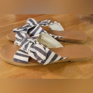 POSH SHOW arget Fabric Bow Sandals size 9